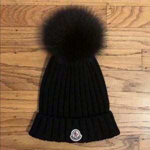 Moncler women’s beanie with fur (black)